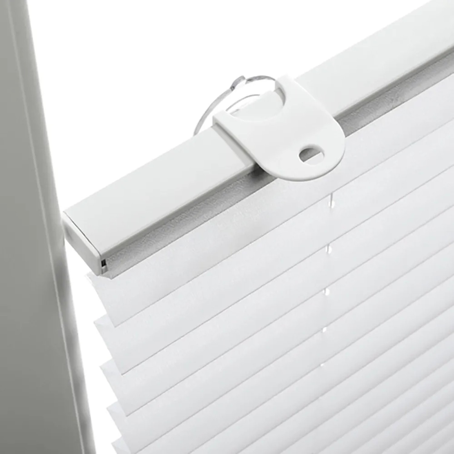 Detailaufnahme: Weißes Gardinia Dachfenster-Plissee mit Saugnäpfen.