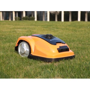 Yardforce Mähroboter SC 600 ECO in Orange und Schwarz auf Rasen.