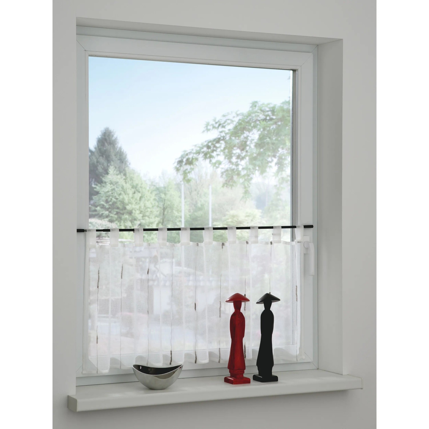 Gardinia Spannvitrage in Schwarz-Matt mit weißer Scheibengardine am Fenster, 90-130cm.