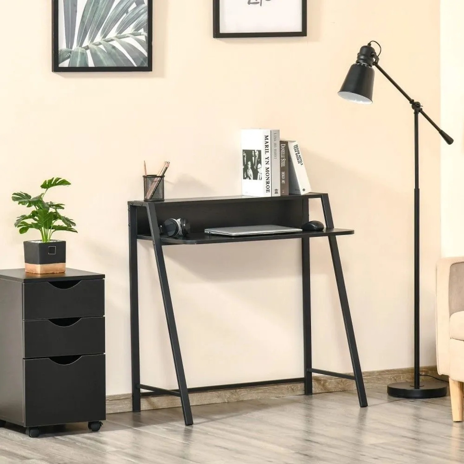 Schwarzer HOMCOM Schreibtisch aus Metall mit Ablagefach und Kabeldurchlass. Kompaktes Design für Büro und Arbeitszimmer.