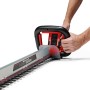 Einhell Akku-Heckenschere Arcurra 18/55 in rot/schwarz mit Händen am Griff.