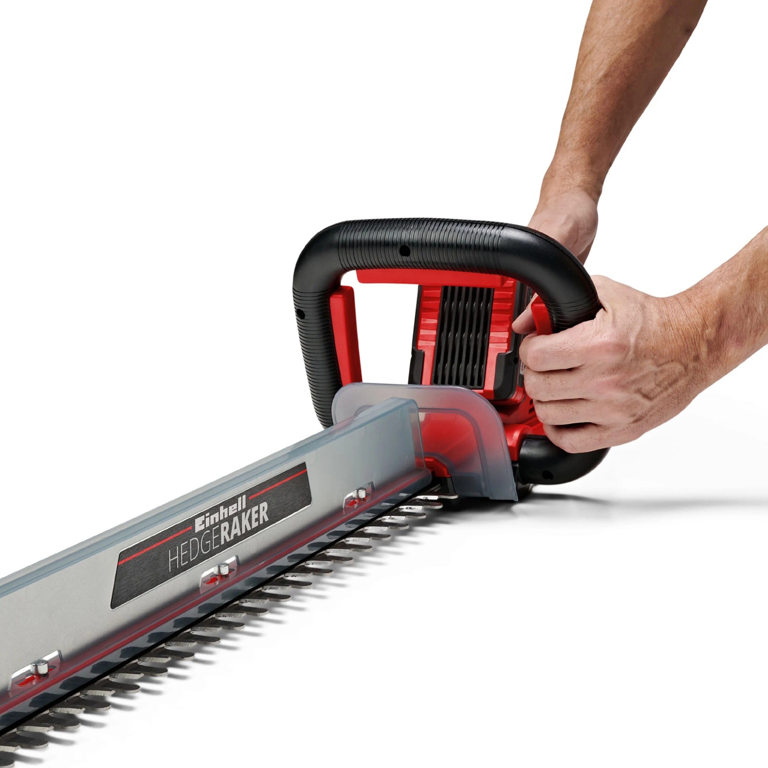 Einhell Akku-Heckenschere Arcurra 18/55 in rot/schwarz mit Händen am Griff.