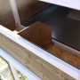 Detailansicht: Hühnerstall XL mit Nistplatz und Zinkwanne für einfache Reinigung.