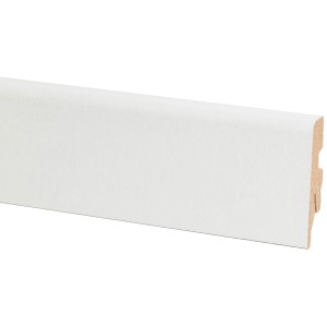 Weiße Sockelleiste, 60 mm hoch, aus HDF mit Kabelkanal.