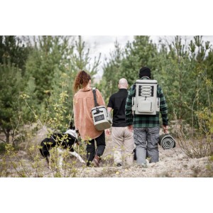 Personen mit Petromax Kühltasche 8l und Kühlbox Rucksack in der Natur.