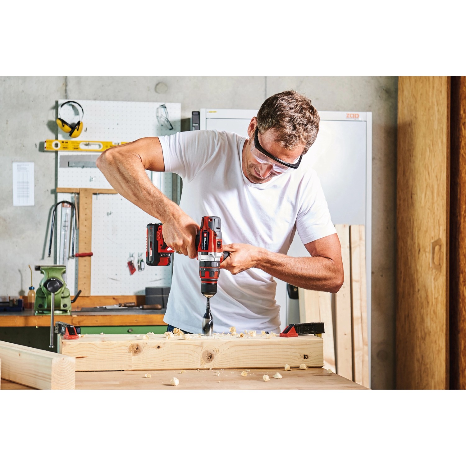 Einhell Akku-Schlagbohrschrauber TE-CD 18/48 Li-i-Solo beim Bohren in Holz.