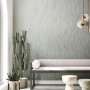 Helle Wohnraum-Szene mit Marburg Vliestapete Kylie 2 mit weißen Streifen und modernem Design.