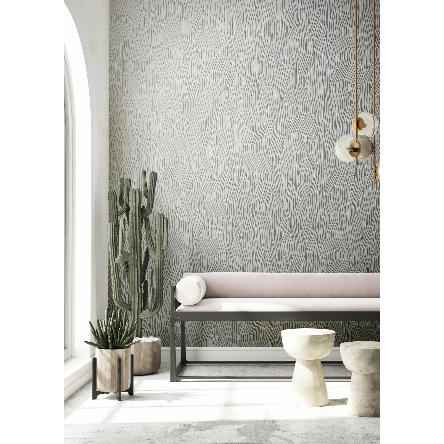 Helle Wohnraum-Szene mit Marburg Vliestapete Kylie 2 mit weißen Streifen und modernem Design.