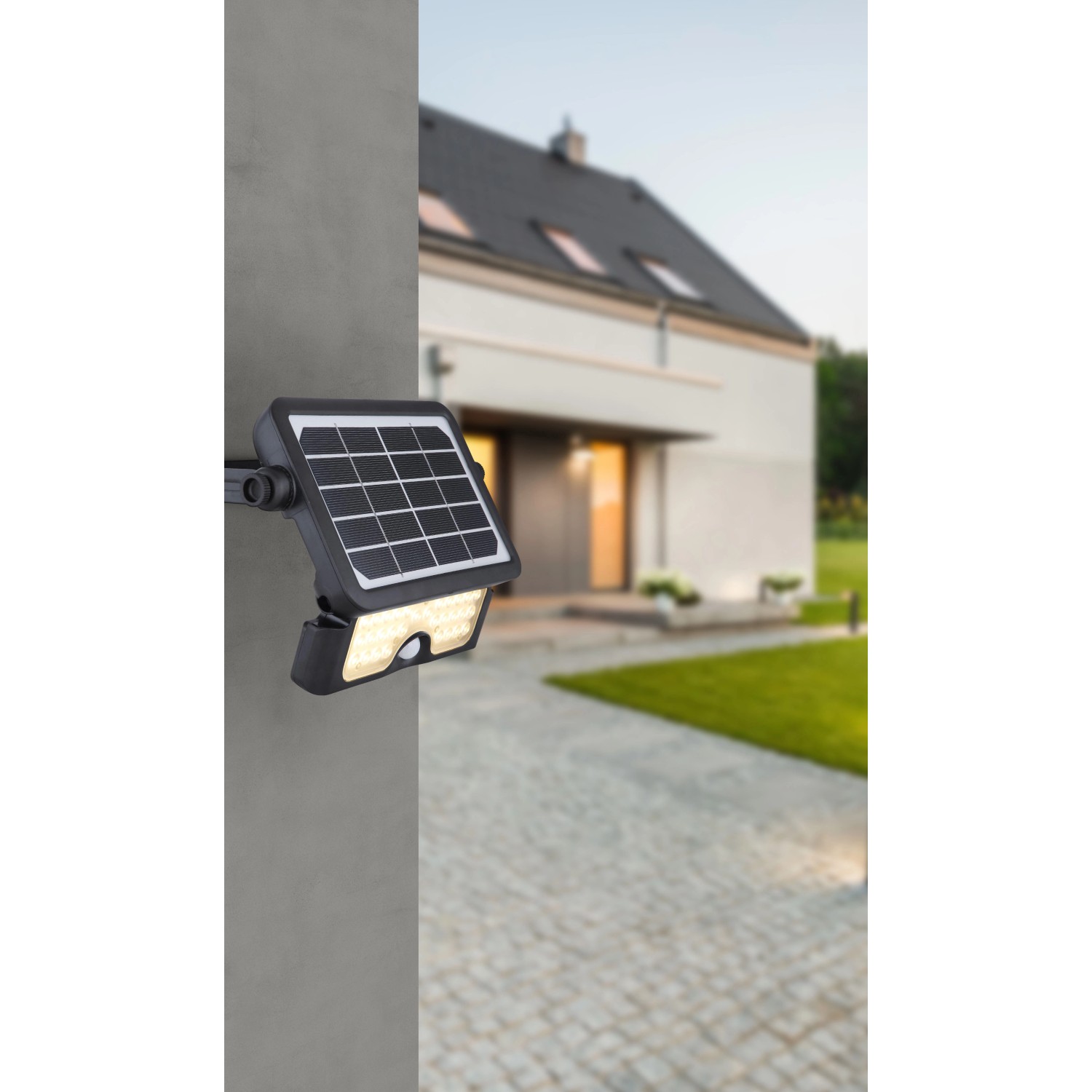 Schwarze Globo Solarleuchte mit Sensor an Hauswand. Außen-Dekoleuchte mit LED und Solarpanel.