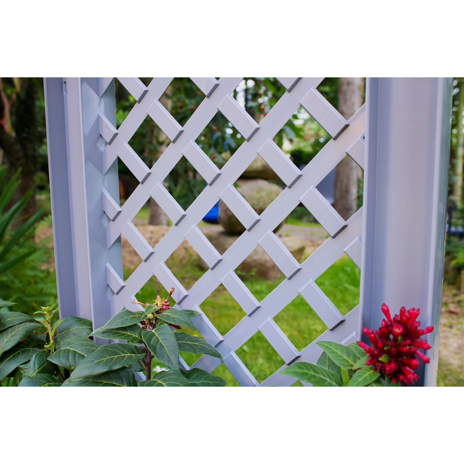 Grauer KHW Pflanzkasten klein mit Spalier, ideal für Kübel- und Rankpflanzen auf der Terrasse.