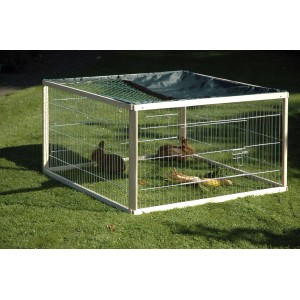 Quadratisches Freilaufgehege aus Nadelholz mit Schutznetz für Kleintiere im Garten.