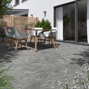 Verlegte, graue Feinsteinzeug Terrassenplatten Vero 2.0 in Steinoptik, 50x100 cm, mit Sitzgruppe auf Terrasse.