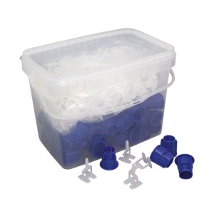 Kronen-Hansa Nivelliersystem Dynamic Set 2 mm im Eimer: Zuglaschen und blaue Fixierkappen für Fliesenlegerarbeiten.