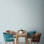 AS-Creation Vliestapete Blätter blau/weiß an Wand hinter Tisch mit Stühlen.