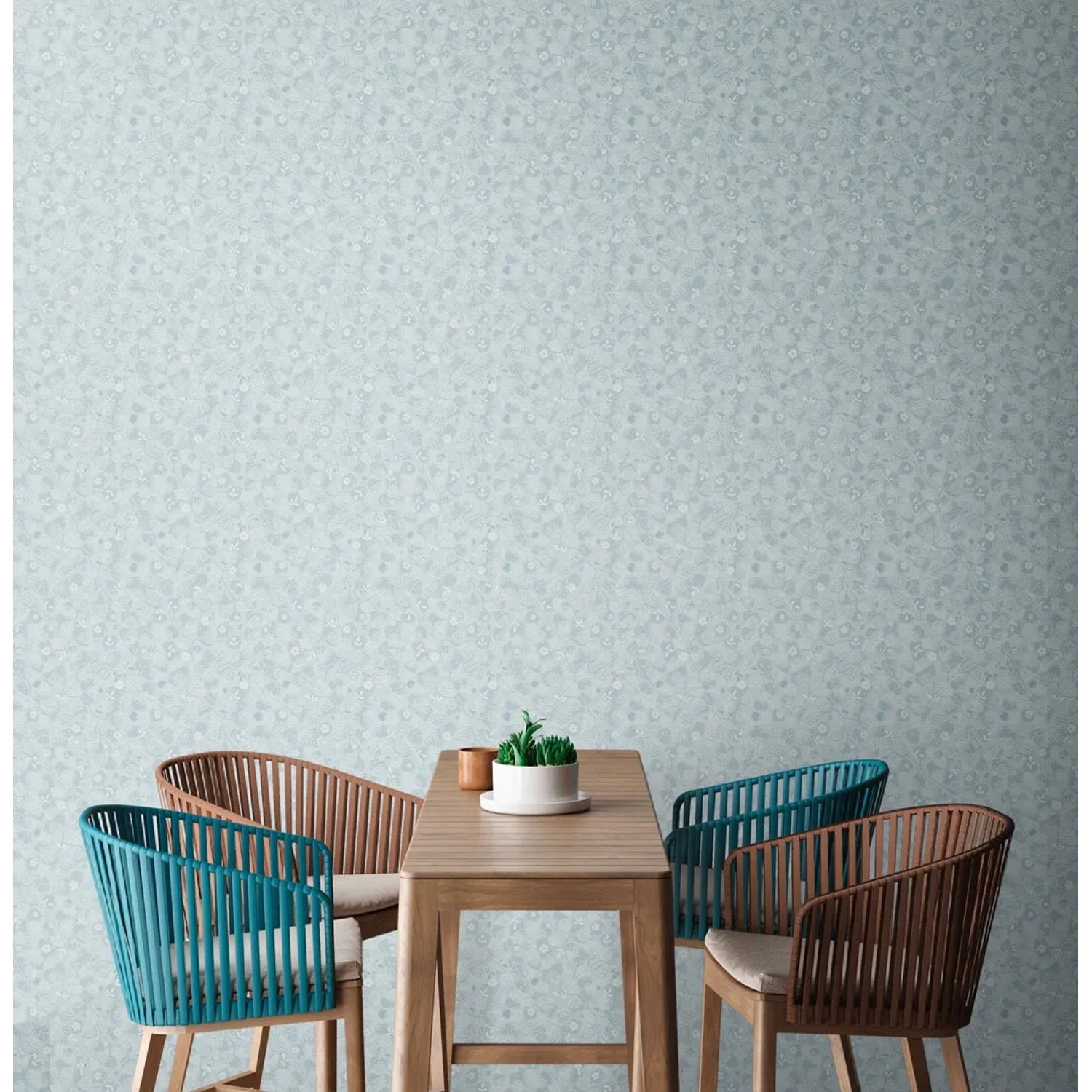 AS-Creation Vliestapete Blätter blau/weiß an Wand hinter Tisch mit Stühlen.
