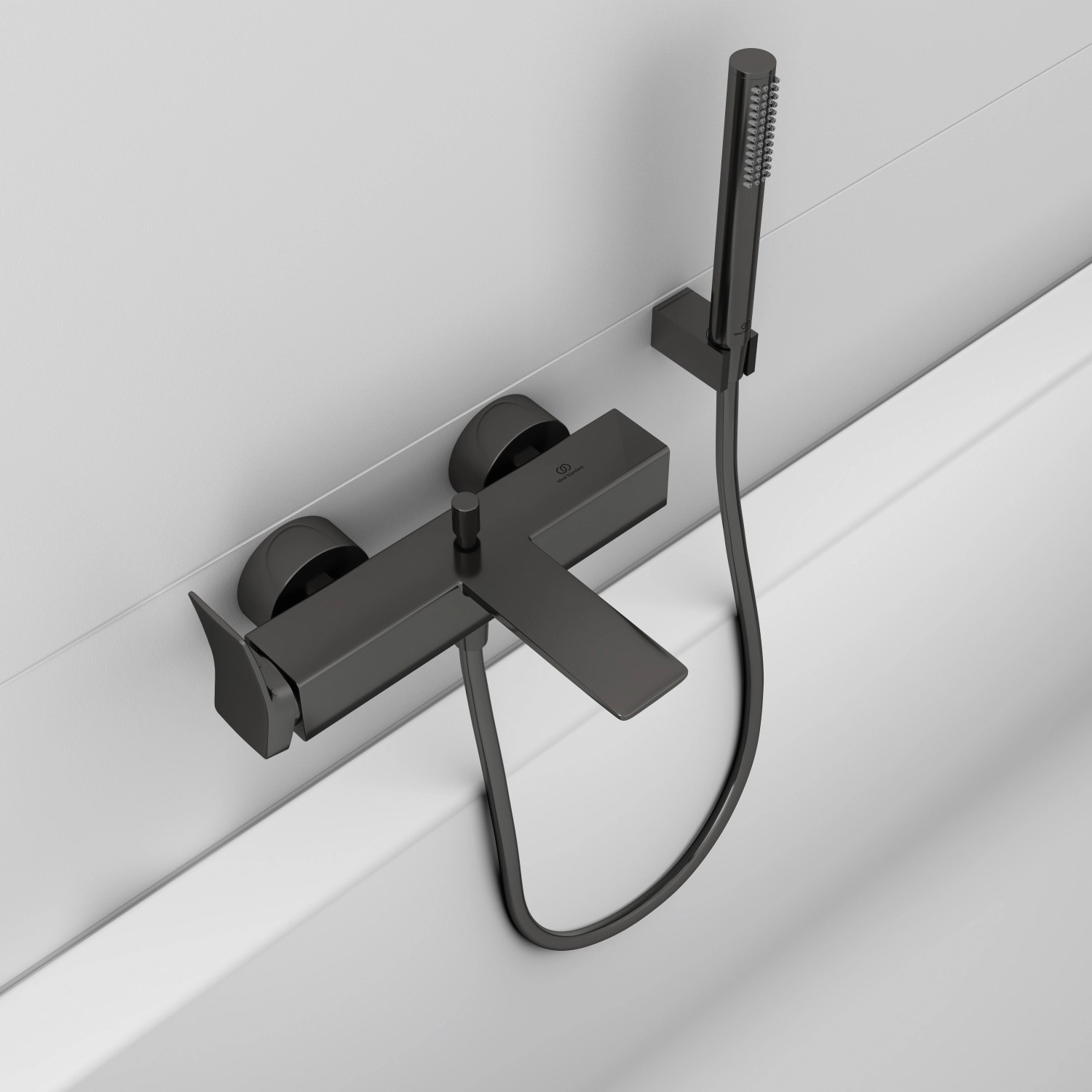 Ideal Standard Brausehalter Idealrain Atelier eckig in Magnetic Grey an einer Badewanne.