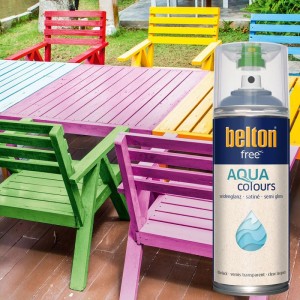 Belton Free AQUAcolours Klarlack Spray 400 ml seidenglänzend vor bunt lackierten Holzmöbeln im Garten.