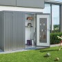 Biohort Geräteschrank Gr. 230, quarzgrau-metallic, mit geöffneten Türen und Zubehör im Garten.