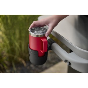 Weber Works Flaschenhalter, eingehängt mit roter Tasse, Grillzubehör.