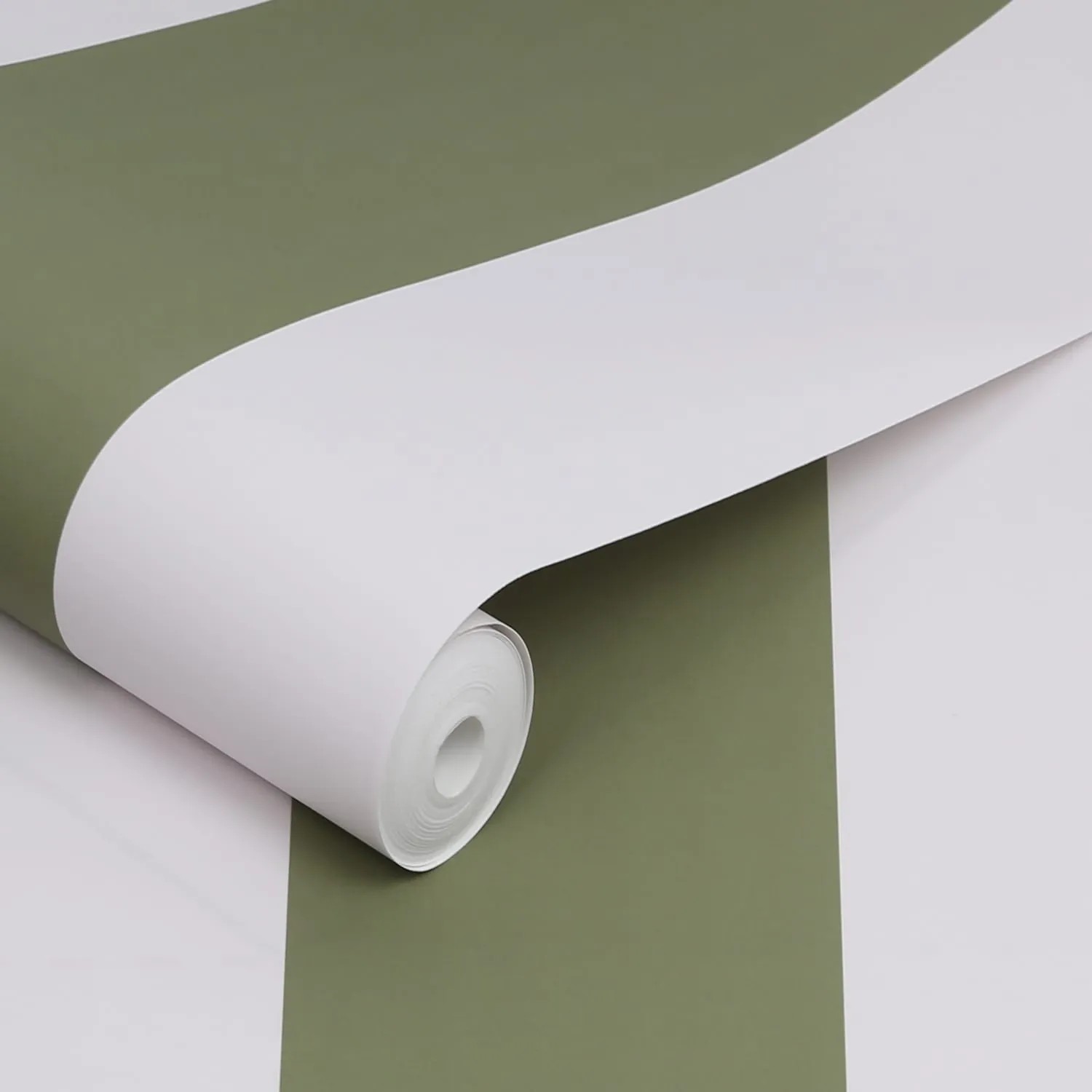 Rolle Joules Vliestapete Harborough Stripe Olive Green mit breiten, grünen und weißen Streifen.