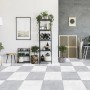 Verlegtes Schachbrettmuster mit grauen, matten 60x60 Feinsteinzeug Bodenfliesen Mare im Wohnraum.