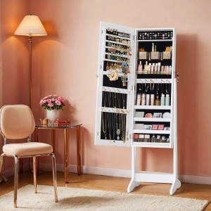 Offener, weißer Songmics Schmuckschrank Berit mit Spiegel, gefüllt mit Schmuck und Kosmetik.