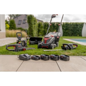 Al-Ko Gartengeräte Set: Elektro-Rasenmäher, Kettensäge, Heckenschere und Akkus.