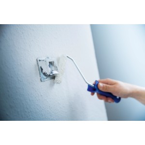 Anwendung der LUX Blisterhaube zum Abdecken eines Stromanschlusses bei Malerarbeiten.