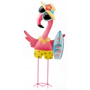 Metall Willkommensschild Flamingo mit Sonnenbrille, Hut, Badehose und Surfbrett mit 'Willkommen'. Gartendeko.