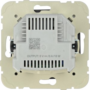 Rückansicht der weißen Logus Steckdose mit USB-A und USB-C Anschlüssen.