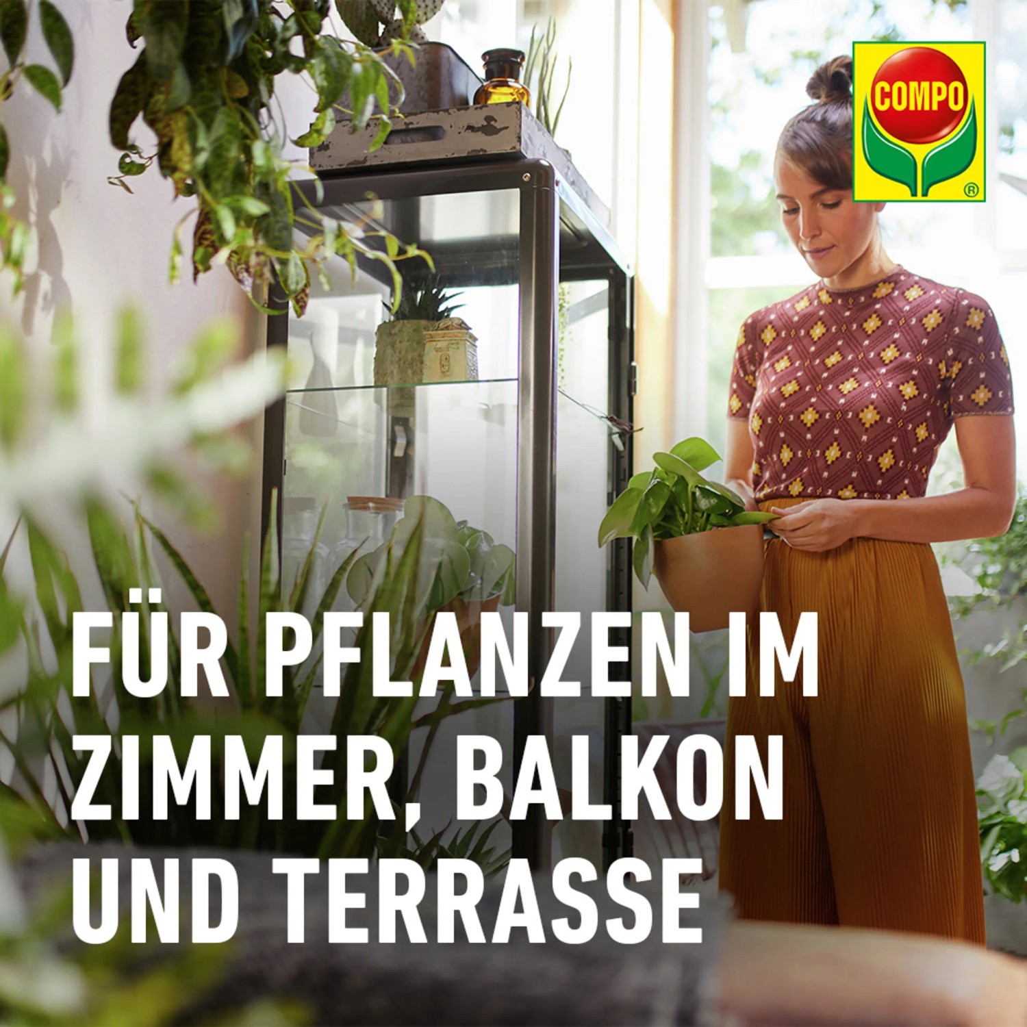 Frau gießt Pflanze mit Compo Blumendünger. Ideal für Zimmer-, Balkon- und Terrassenpflanzen.