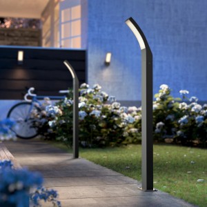 Moderne Philips Splay Wegeleuchte in Anthrazit mit warmweißem Licht beleuchtet Gartenweg.