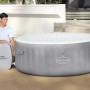 Bestway Lay-Z-Spa St. Lucia AirJet aufblasbarer Whirlpool, Ø 170 cm, mit Mann an der Pumpe.
