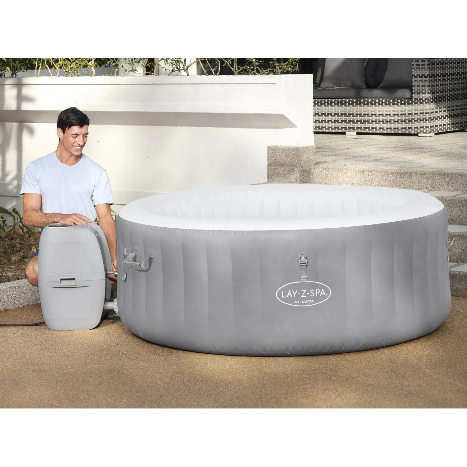 Bestway Lay-Z-Spa St. Lucia AirJet aufblasbarer Whirlpool, Ø 170 cm, mit Mann an der Pumpe.