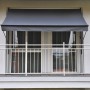 Angerer Klemmmarkise Style in Anthrazit, 150x150 cm, montiert auf einem Balkon.