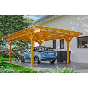 Skan Holz Carport Odenwald Eiche hell mit Auto, Fahrrad und Mülltonnen vor einem Haus.