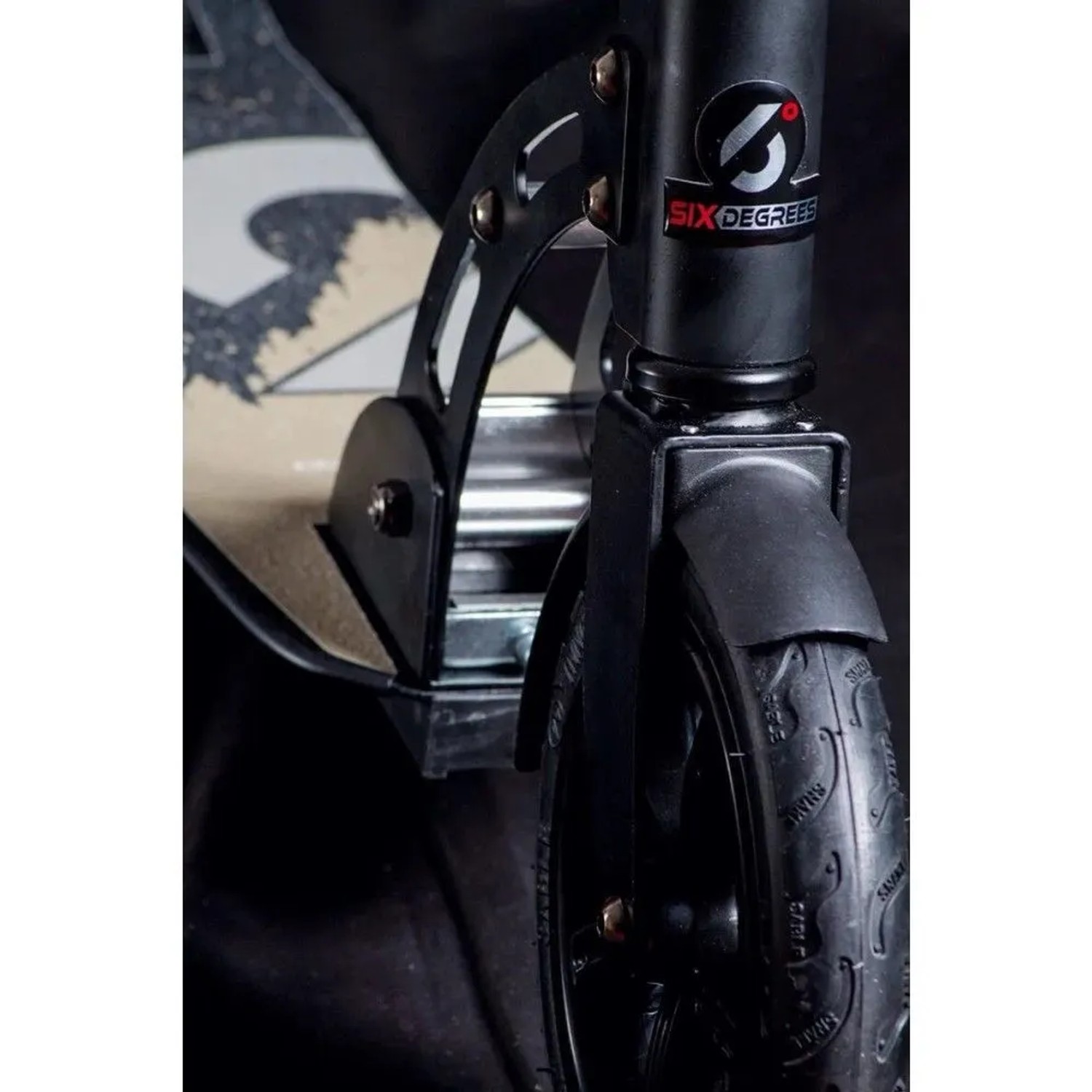 Six Degrees Aluminium Scooter: Vorderrad mit Luftbereifung, Schutzblech und Trittbrett. Sportgerät.