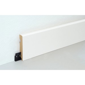 Weiße FN Neuhofer Sockelleiste FU084L (15x80x2400 mm) mit Clip-System an Wand befestigt.