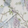 Laura Ashley Vliestapete Wisteria Garden Pale Iris mit zarten Glyzinienblüten und Zweigen.