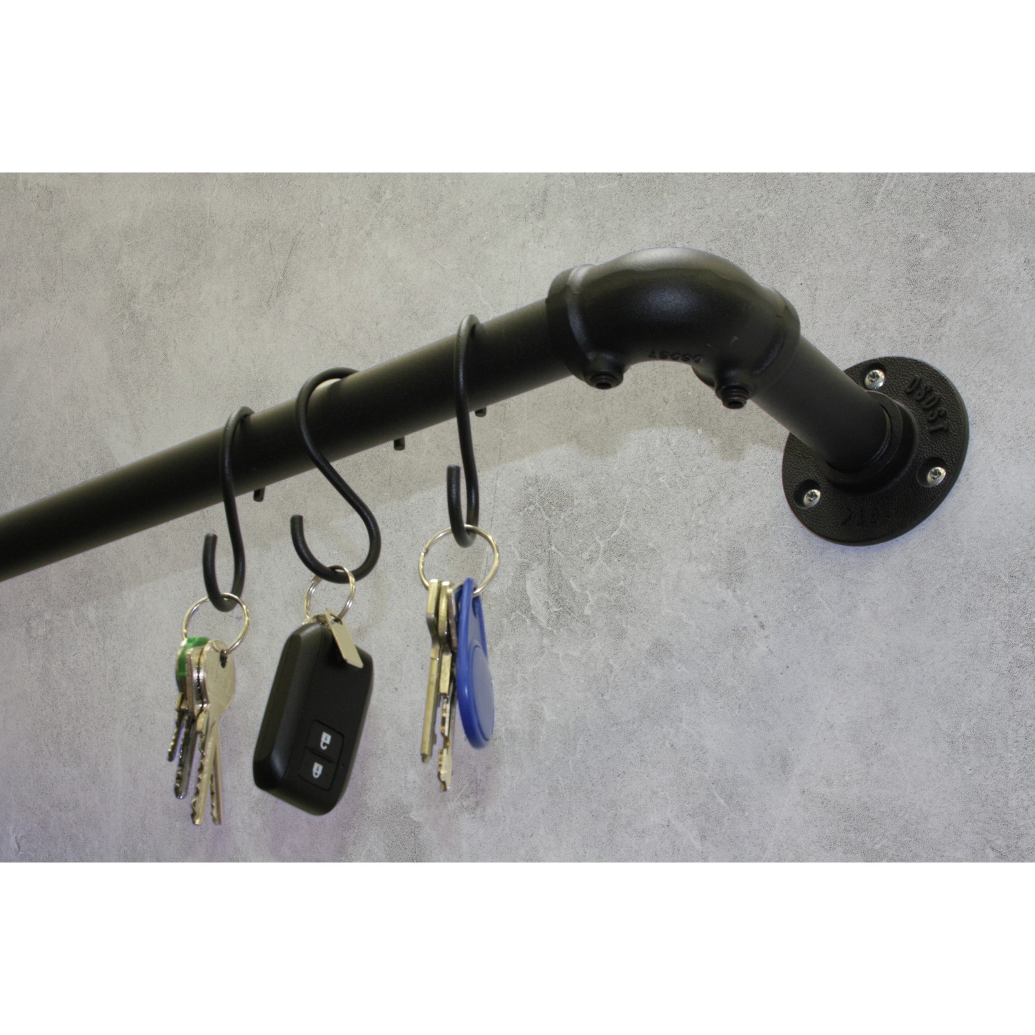 Gardinia S-Haken Industrial Home, Ø 25mm, schwarz, 10 Stück an schwarzer Stange mit Schlüsseln.