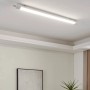 Weiße Eglo LED-Feuchtraumleuchte Slim (110,5 cm) an der Decke.
