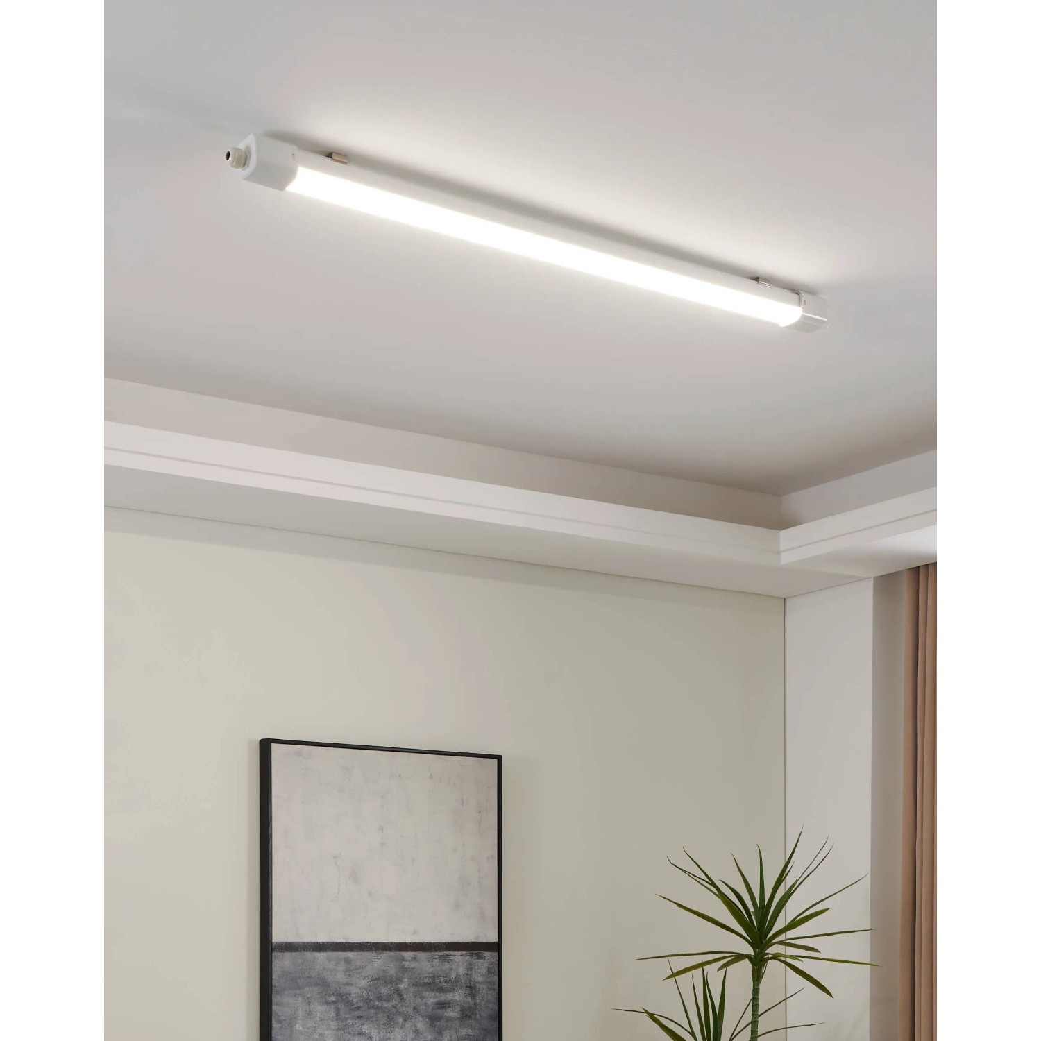 Weiße Eglo LED-Feuchtraumleuchte Slim (110,5 cm) an der Decke.