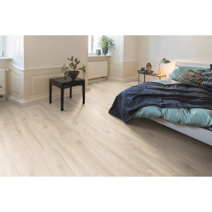 Heller Raum mit Egger Laminat Eiche Loja Beige, 8 mm stark. Wohnliche Atmosphäre mit Bett und Tisch.