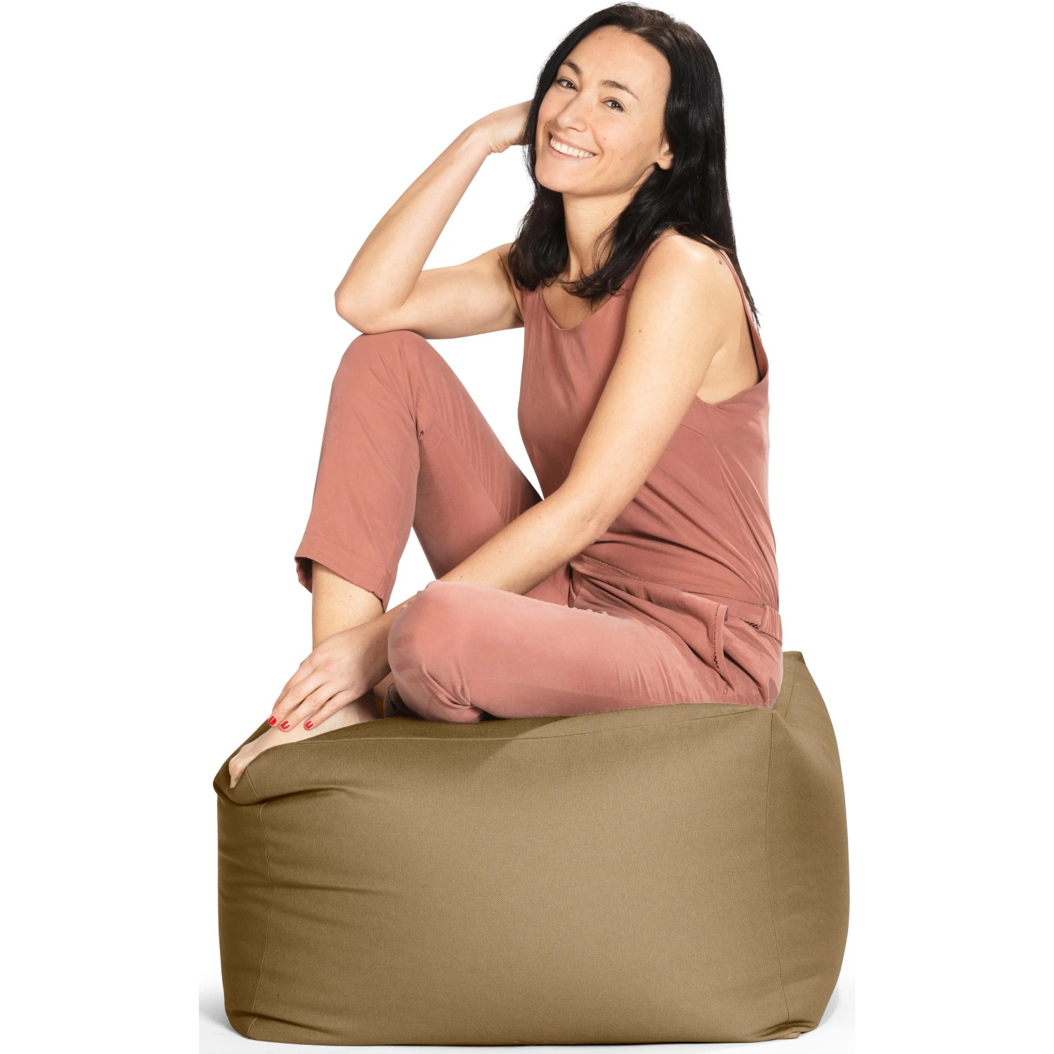 Frau sitzt auf braunem Sitting Point Hocker Outside 150 l. Bequemer Sitzsack für Indoor & Outdoor.