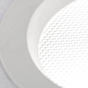 Weißer, runder LED Einbaustrahler mit strukturierter, blendfreier Lichtfläche. Dimmbar, CCT.