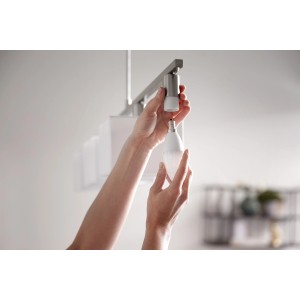 Philips Hue White E14 LED-Lampe wird in eine Fassung geschraubt.