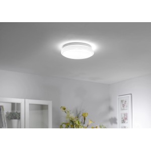 Weiße LED-Deckenleuchte Jupiter, Ø 35 cm, mit Sternenhimmel-Optik an der Decke montiert.