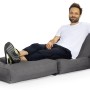 Sitting Point Sessel Twist Scuba Anthrazit mit Mann zum Relaxen. Bequemer Sitzsack für Indoor & Outdoor.