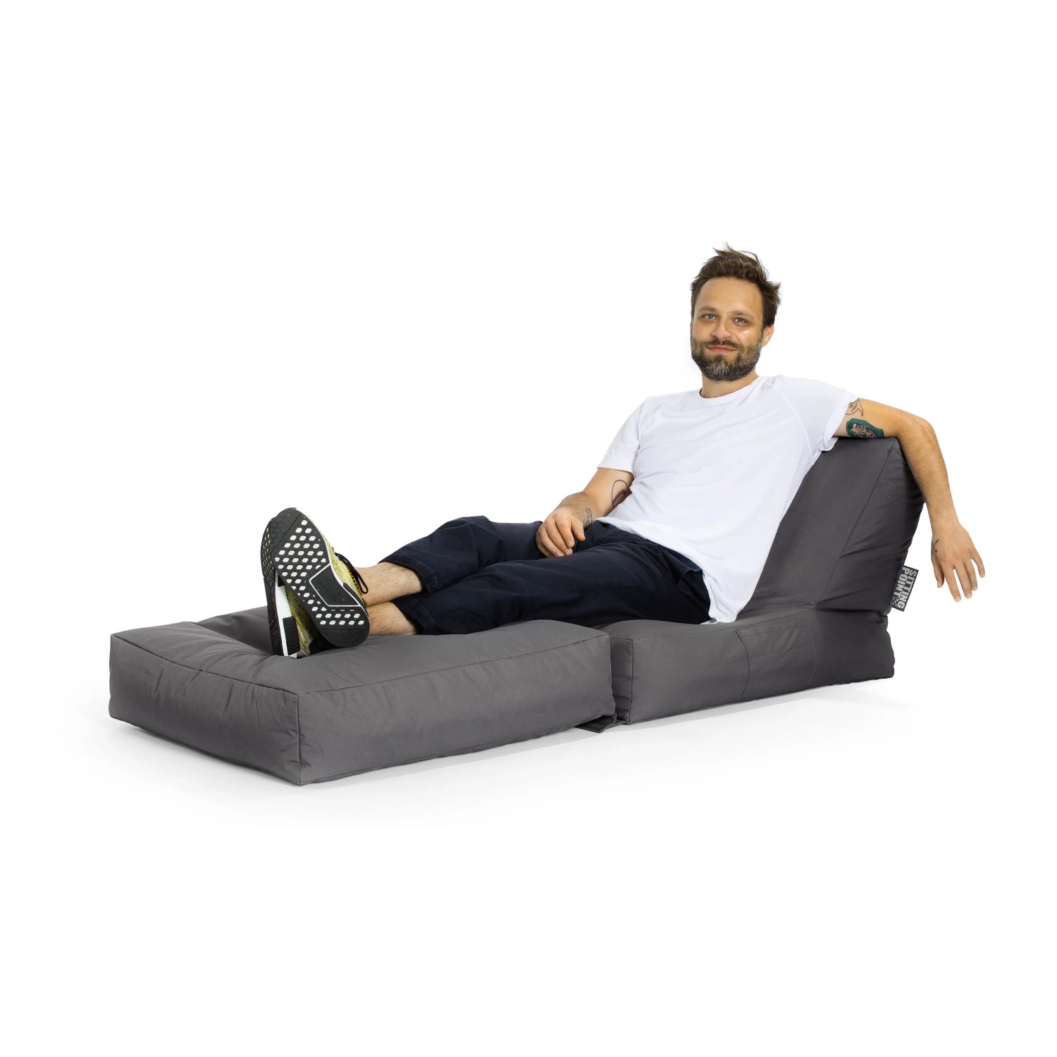 Sitting Point Sessel Twist Scuba Anthrazit mit Mann zum Relaxen. Bequemer Sitzsack für Indoor & Outdoor.