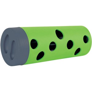 Trixie Snack Roll für Kleintiere, grün/grau, mit Löchern zur Leckerli-Ausgabe.